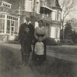 Max en Marion Enke met hun kinderen in Eeklo, 1920