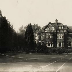 Tuin en tennisplein bij Villa Pinehurst, jaren 1920