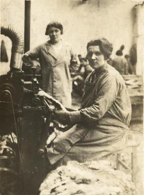 Flavie De Muydt aan het werk bij Enke tijdens het interbellum