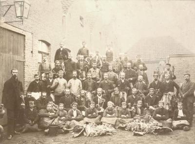 Kaarders en trekkers van haarsnijderij Enke, ca. 1898