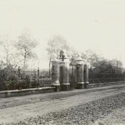 De toegangspoort van het domein van de familie Enke, Eeklo