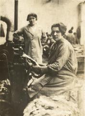 Flavie De Muydt aan het werk bij Enke tijdens het interbellum