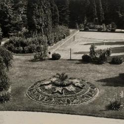 Tuin en tennisveld bij Villa Pinehurst, Eeklo, jaren 1920