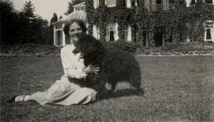 Adelina Enke met hond voor Villa Oaklands, Eeklo, jaren 1930