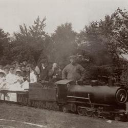 Miniatuurstoomtrein in de tuin van Villa Oaklands in Eeklo, 1909