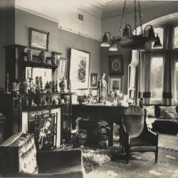 Familieportret bij strohangar