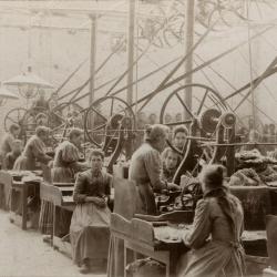 Arbeidsters aan het werk bij Enke, omstreeks 1896