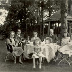 Theekrans in de parktuin van Villa Oaklands, Eeklo, 1948