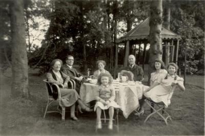 Theekrans in de parktuin van Villa Oaklands, Eeklo, 1948