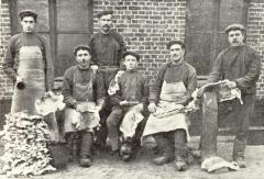 Arbeiders haarsnijderij-atelier Enke, Bassevelde, 1910