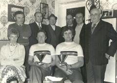 Groepsfoto Kaartersclub in café De Feestzaal bij Jozef Dancet