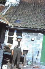 Cyriel Dossche bij het achterhuis, Lembeke, jaren 1960
