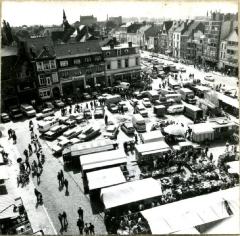 Zicht op de wekelijkse marktdag in Eeklo in 1967