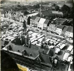 Zicht op de wekelijkse marktdag in Eeklo vanuit de kerktoren