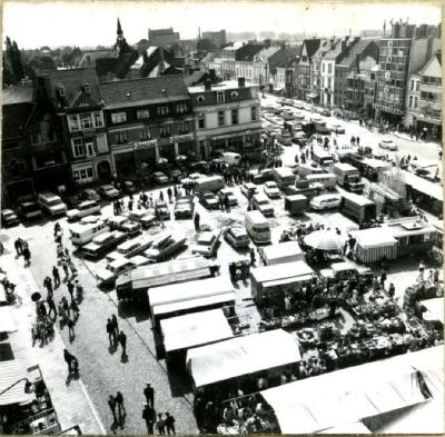 Zicht op de wekelijkse marktdag in Eeklo in 1967