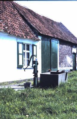 Waterpomp bij hoeve De Wilde in Lembeke, jaren 1960