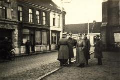 Duitse soldaten op kerkplein