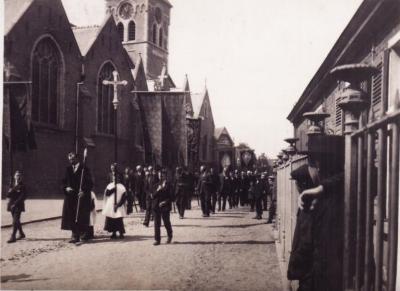 Processie aan kerk
