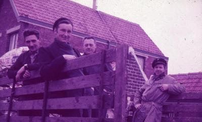 KWB-bestuursleden halen oud papier op