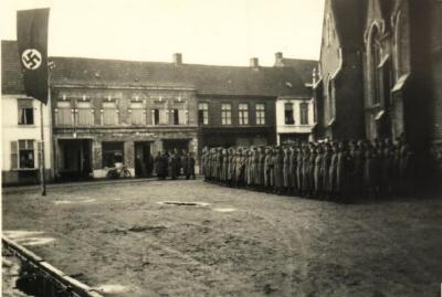 Duitse soldaten op kerkplein