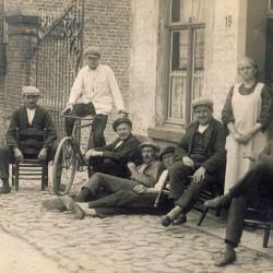 Familieportret op 't hof, Knesselare, ca. 1932