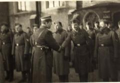 Duitse soldaten op kerkplein