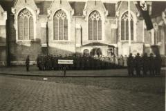 Duitse soldaten op kerkplein