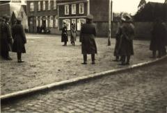Duitse soldaten op kerkplein