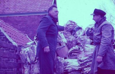 Papier ophaling met open vrachtenwagen