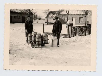 Melkkannen klaarzetten voor de melkerij, Sint-Margriete