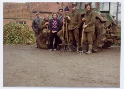 Militairen helpen bij ajuinoogst