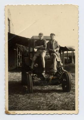 Eerste tractor op het erf, Sint-Laureins