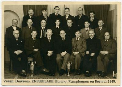 Groepsportret van de Knesselaarse duivenmelkers, 1949