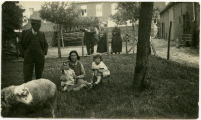 Familieportret op 't hof, Knesselare, ca. 1932