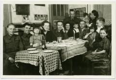 Familie Cooreman met inwonende soldaten, Knesselare, 1944