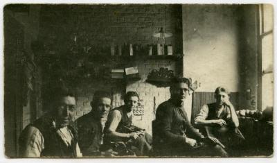 Schoenmakers en leerlingen, Knesselare, voor 1932