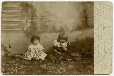  Studioportret van Mathilde-Marie en Elvida Hooft, 1905, Knesselare