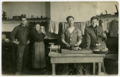 Denis Cooreman in een keuken, ca. 1922