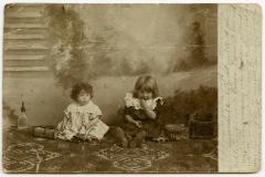  Studioportret van Mathilde-Marie en Elvida Hooft, 1905, Knesselare