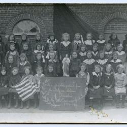 Voor de schoolfotograaf op de rug van een pony