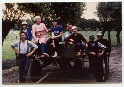 Drie generaties Buysse halen de oogst binnen, Evergem, 1975