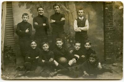 Voetbalploeg van Knesselaarse jongen, ca. 1914.