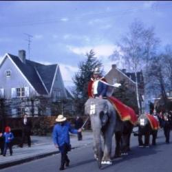 Fanfare in een stoet in Zelzate, jaren 1960