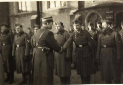 Duitse soldaten op kerkplein
