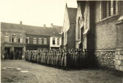 Duitse soldaten op kerkplein