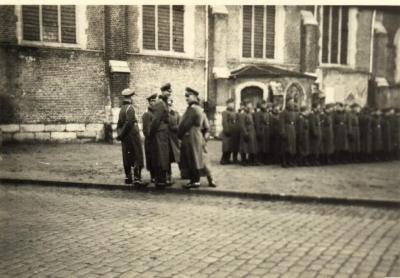 Duitse soldaten op kerkplein