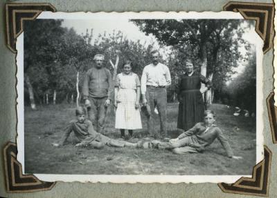 Familie Van Den Hende in de boomgaard na de oogst