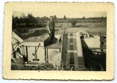 Een moderne dorsmachine in de jaren ’50