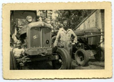 Lucrèce en Lutgarde Neerinck bij de tractor, Kaprijke