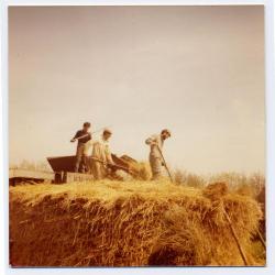 Lucrèce en Lutgarde Neerinck bij de tractor, Kaprijke